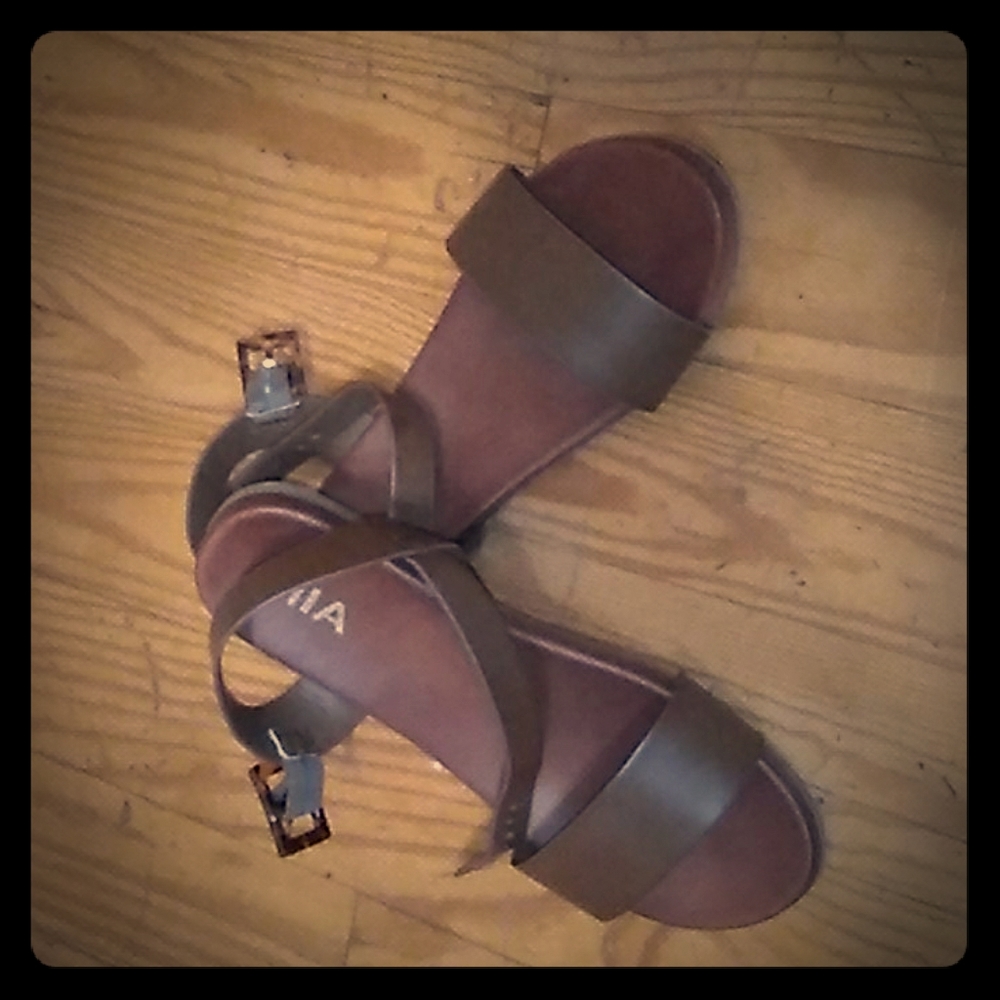Mia sandals